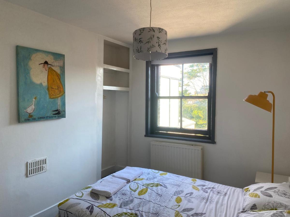 Double Room Лондон Екстериор снимка