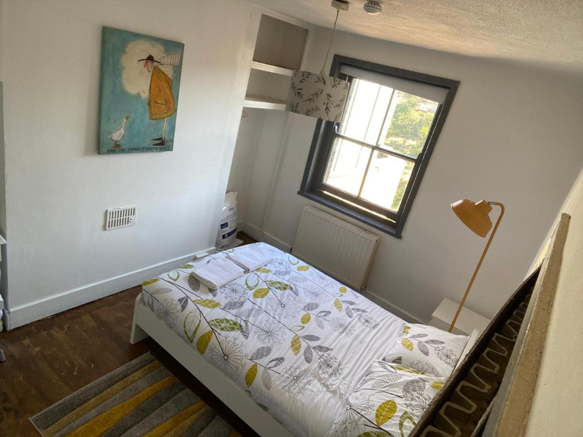 Double Room Лондон Екстериор снимка