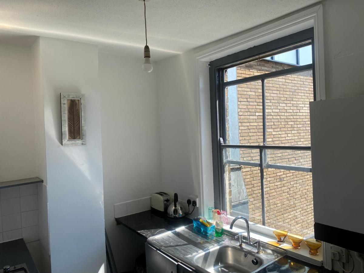Double Room Лондон Екстериор снимка